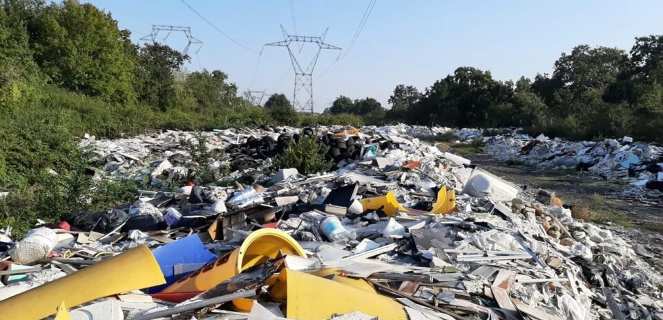 , Val-d&rsquo;Oise : Somm&eacute;s d&rsquo;&eacute;vacuer &agrave; leurs frais une d&eacute;charge &eacute;rig&eacute;e par des Roms