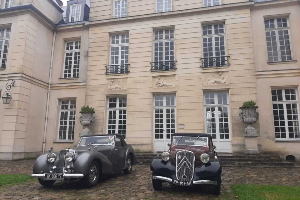 Huit des plus vieux v&eacute;hicules pr&eacute;sents &eacute;taient expos&eacute;s dans la cour du ch&acirc;teau du Mesnil Saint-Denis (Yvelines).