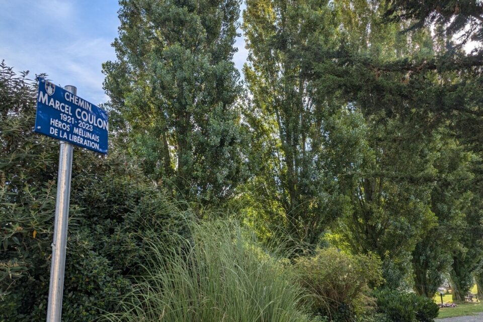 Aux abords des quais, une nouvelle plaque a &eacute;t&eacute; install&eacute;e afin de marquer l'entr&eacute;e du chemin Marcel Coulon.