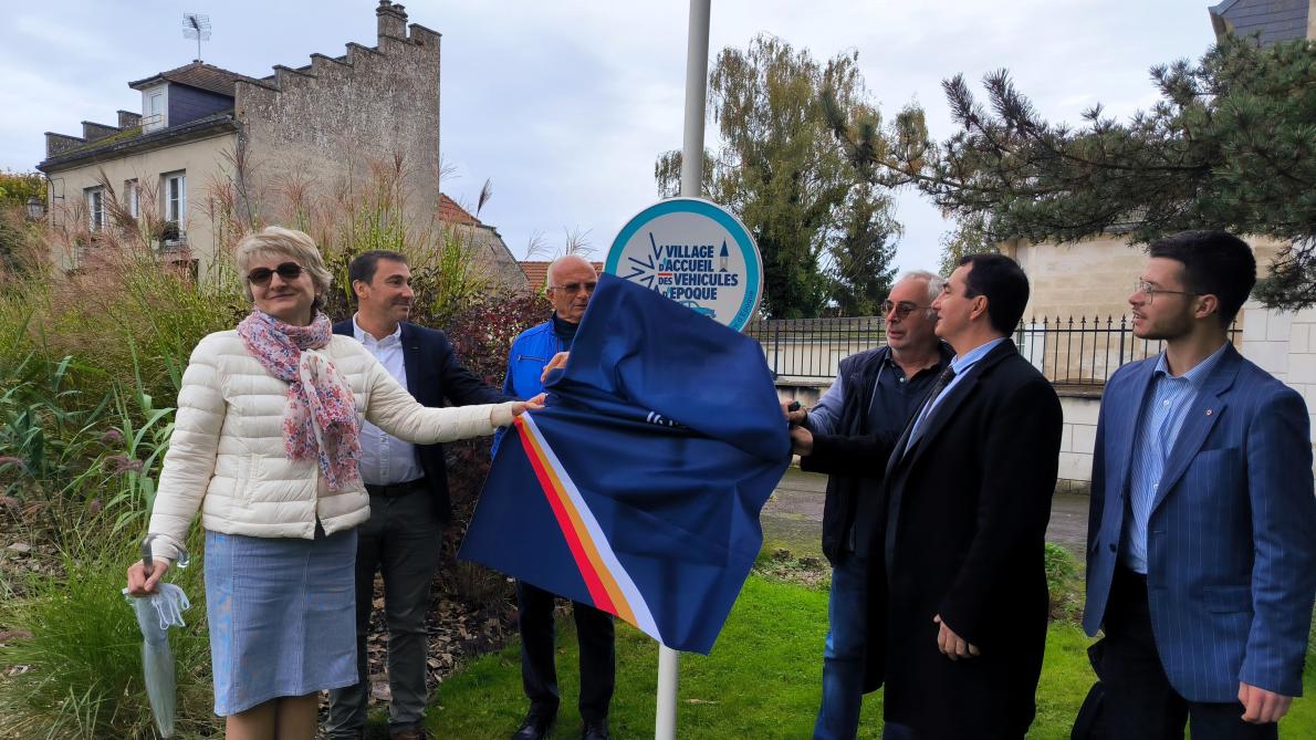 Le panneau de la Fédération française des véhicules d’époque a été dévoilé samedi à Blérancourt.