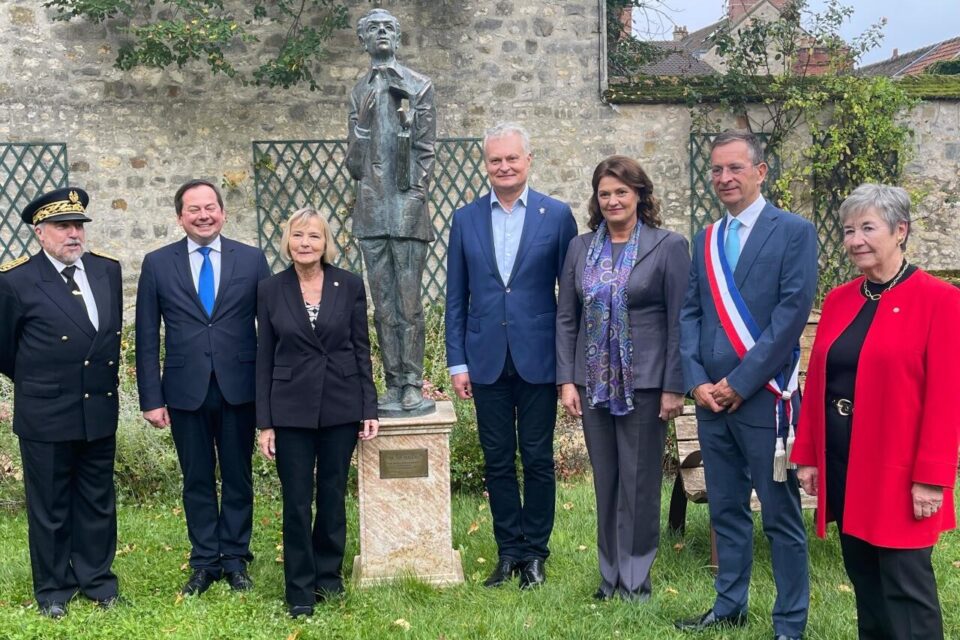 Le sous-préfet de Fontainebleau, Thierry Mailles avec l'ambassadeur de Lituanie en France et des élus de Fontainebleau qui entourent le président de la République de Lituanie et sa femme