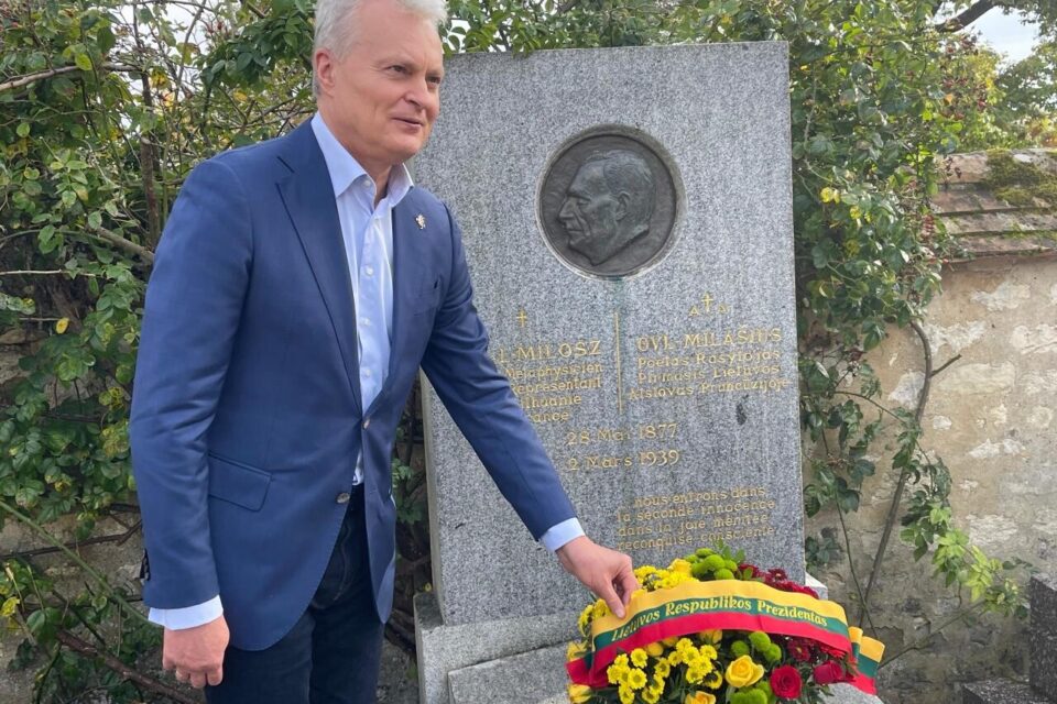 Gitanas Nausėda s'est recueilli sur la tombe d'Oscar Milosz, inhumé au cimetière de Fontainebleau
