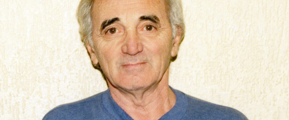 , Charles Aznavour : Visite de son havre de paix de 600 m2 dans les Yvelines, un complexe de luxe qui surplombe un &eacute;tang