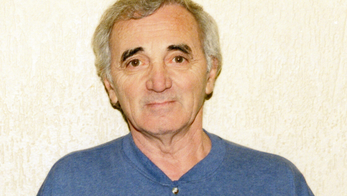 , Charles Aznavour : Visite de son havre de paix de 600 m2 dans les Yvelines, un complexe de luxe qui surplombe un &eacute;tang