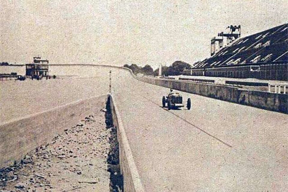 Pierre de Viscaya et sa Bugatti en juillet 1925, sur la rampe descendante de l'Autodrome de Linas-Monthl&eacute;ry.