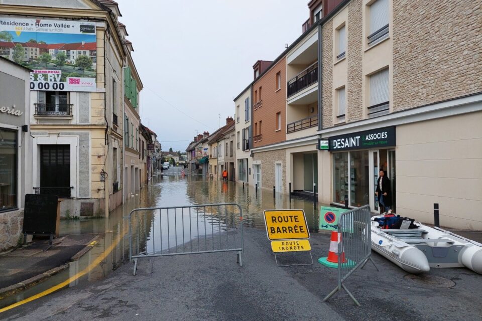La rue principale (D934) est bloqu&eacute;e depuis jeudi 10 octobre 2024.