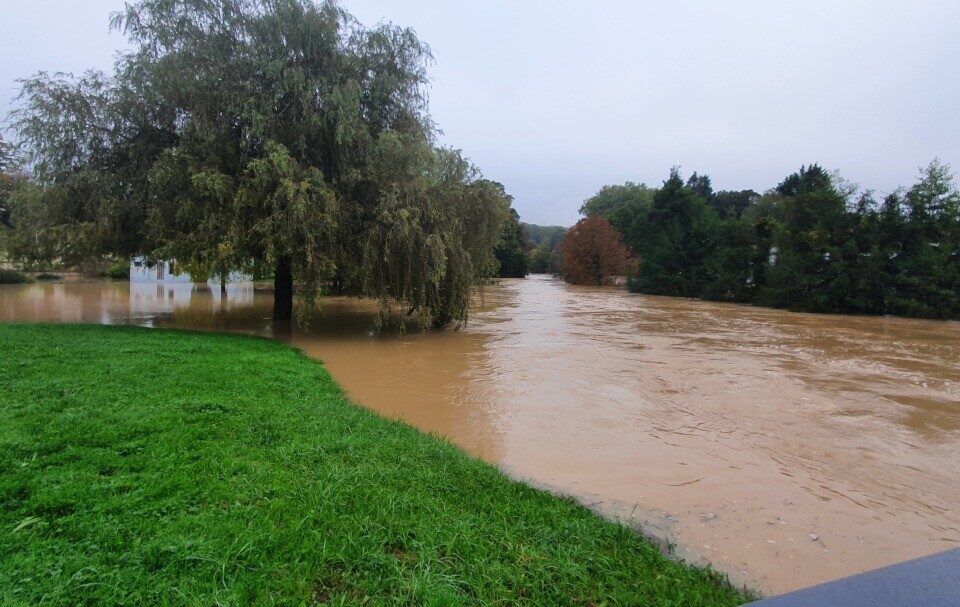 Le Grand Morin est totalement sorti de Son lit. A Saint-Germain-sur-Morin le chemin du canal a &eacute;t&eacute; englouti.