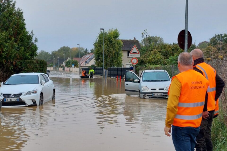 La rue des Voyeux &agrave; Saint-Germain-sur-Morin est plong&eacute;e sous un m&egrave;tre d'eau et le niveau devrait encore monter.