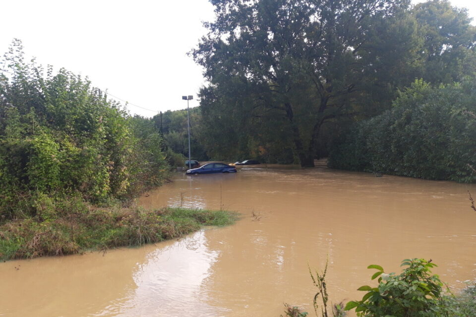 Sur le parking de l'ancienne usine Arjowiggins, dans le petit hameau de Cr&egrave;ve-Coeur &agrave; Jouy-sur-Morin, les voitures baignent dans l'eau.