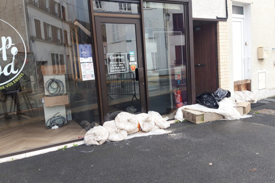 &Agrave; La Fert&eacute;-Gaucher, les commerces et les habitants ont plac&eacute; des sacs de sables et des parpaings pour emp&ecirc;cher l'eau de rentrer.