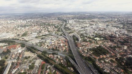Une vue a&eacute;rienne des autoroutes A86 et A3 qui se rejoignent au niveau de Bondy en Seine-Saint-Denis. (FR?D?RIC DUGIT / MAXPPP)