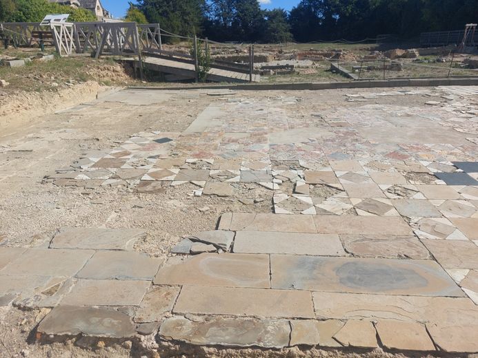 Il s'agit de l'emplacement d'une ancienne grande salle à manger antique. Du mortier avait été coulé pour resserrer les carrelages, mais d'autres se défont.