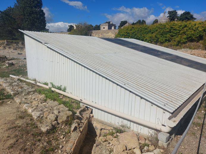 Il s'agit d'une structure financée par le Département qui permet de mettre à l'abri un ancien vivier à poissons.