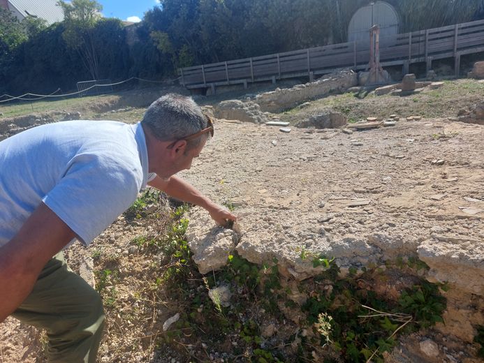 Les membres de l'association ne peuvent pas faire de gros travaux mais font autant qu'ils le peuvent, en désherbant.
