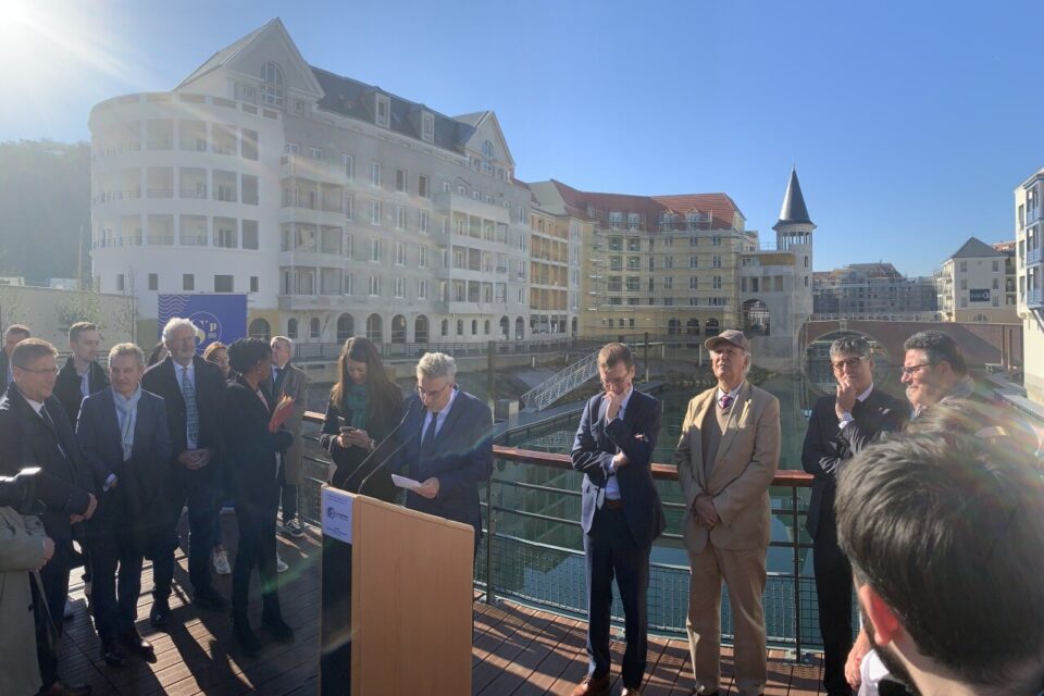 L'inauguration du port, samedi 5 octobre en pr&eacute;sence du maire Yannick Bo&euml;dec (au micro) aux c&ocirc;t&eacute;s du pr&eacute;fet Philippe Court et de l'architecte-urbaniste Xavier Bohl et de nombreux &eacute;lus du Val-d'Oise et de la R&eacute;gion &Icirc;le-de-France.