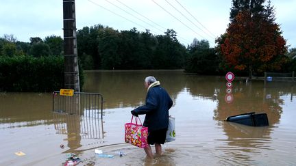 Un habitant de Pommeuse, en Seine-et-Marne, dans une rue inond&eacute;e le 10 octobre 2024 apr&egrave;s le passage de la d&eacute;pression Kirk. (DIMITAR DILKOFF / AFP)