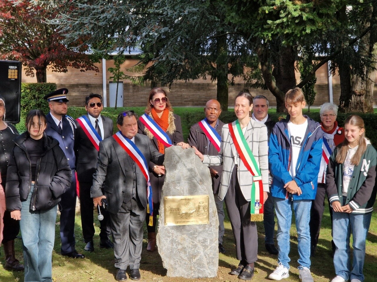 , Seine-et-Marne : pour c&eacute;l&eacute;brer vingt ans d&rsquo;amiti&eacute;, la mairie inaugure une st&egrave;le