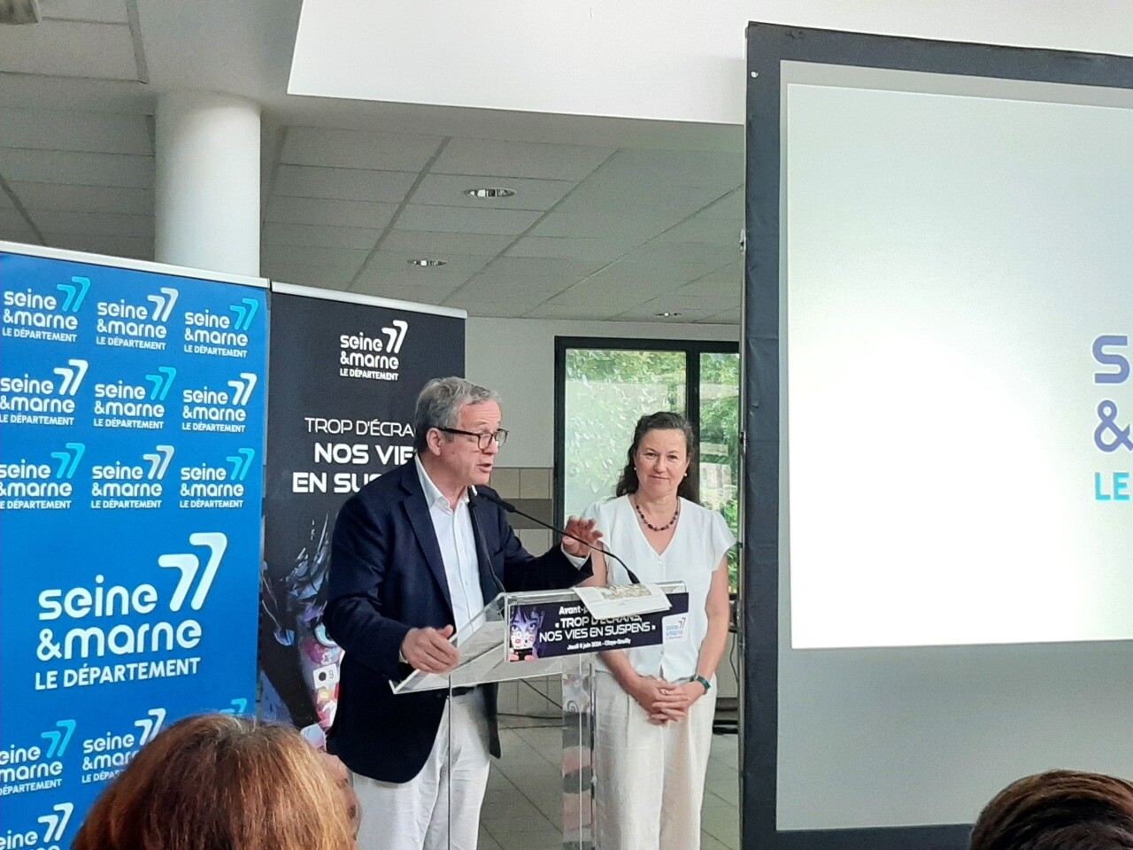 , Seine-Port : engagé contre les smartphones dans la rue, le maire compte bien tenir ses engagements