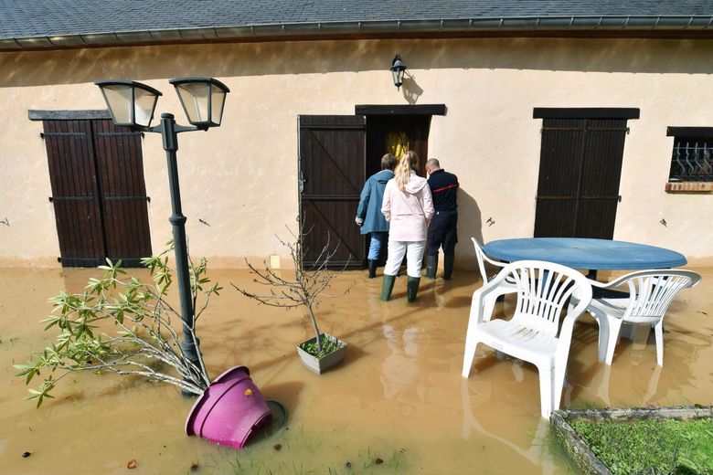 Un pompier rend visite &agrave; des sinistr&eacute;s inond&eacute;s en Seine-et-Marne.