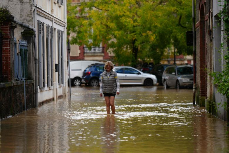 Une femme marche dans une de Coulommiers (Seine-et-Marne), le 10&nbsp;octobre 2024.