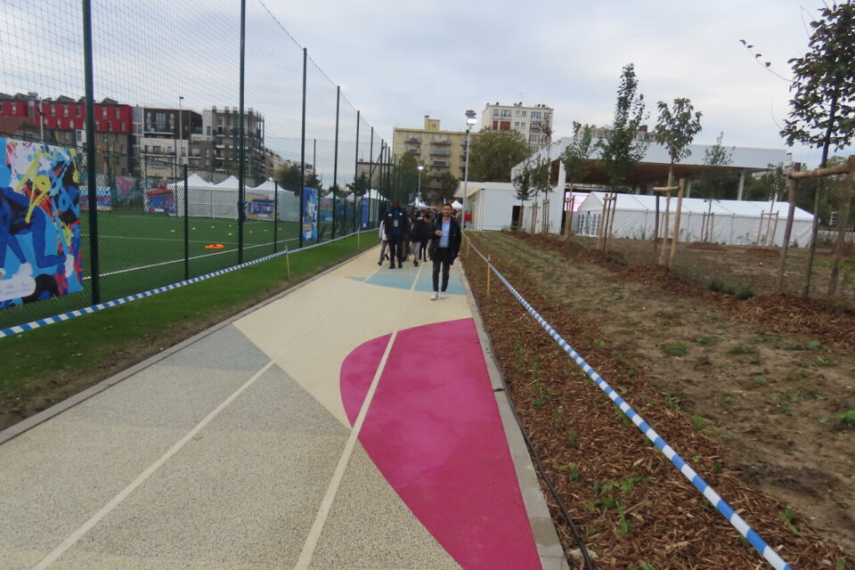 Une piste d'athl&eacute;tisme a &eacute;t&eacute; fabriqu&eacute;e au campus de Pantin. 
