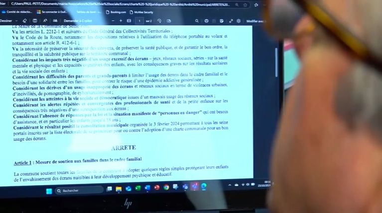 , Une commune de Seine-et-Marne interdit l&rsquo;usage du smartphone dans la rue, mais…