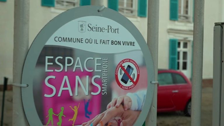, Une commune de Seine-et-Marne interdit l&rsquo;usage du smartphone dans la rue, mais…
