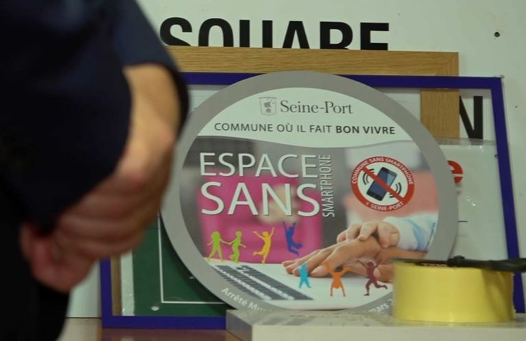 , Une commune de Seine-et-Marne interdit l&rsquo;usage du smartphone dans la rue, mais…