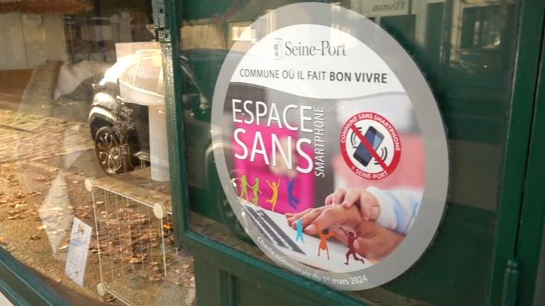 , Une commune de Seine-et-Marne interdit l&rsquo;usage du smartphone dans la rue, mais…