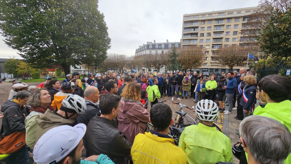 , Val-de-Marne : des centaines de personnes ont rendu hommage au cycliste &eacute;cras&eacute;, appelant &agrave; se mobiliser contre la violence motoris&eacute;e