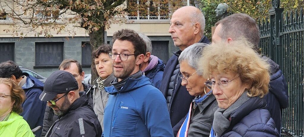 , Val-de-Marne : des centaines de personnes ont rendu hommage au cycliste &eacute;cras&eacute;, appelant &agrave; se mobiliser contre la violence motoris&eacute;e