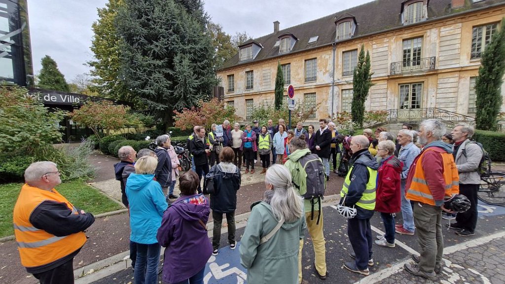, Val-de-Marne : des centaines de personnes ont rendu hommage au cycliste &eacute;cras&eacute;, appelant &agrave; se mobiliser contre la violence motoris&eacute;e