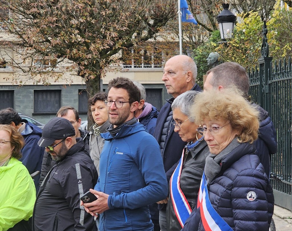 , Val-de-Marne : des centaines de personnes ont rendu hommage au cycliste &eacute;cras&eacute;, appelant &agrave; se mobiliser contre la violence motoris&eacute;e