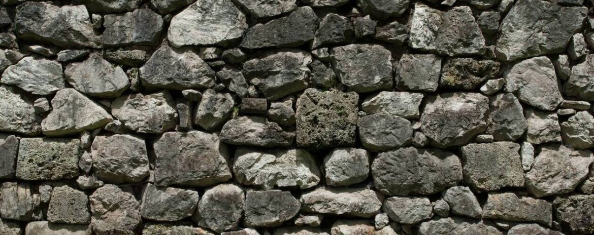 , Val-d’Oise : un mur en pierre s’effondre dans une rue, le maire interdit aux riverains d’intervenir