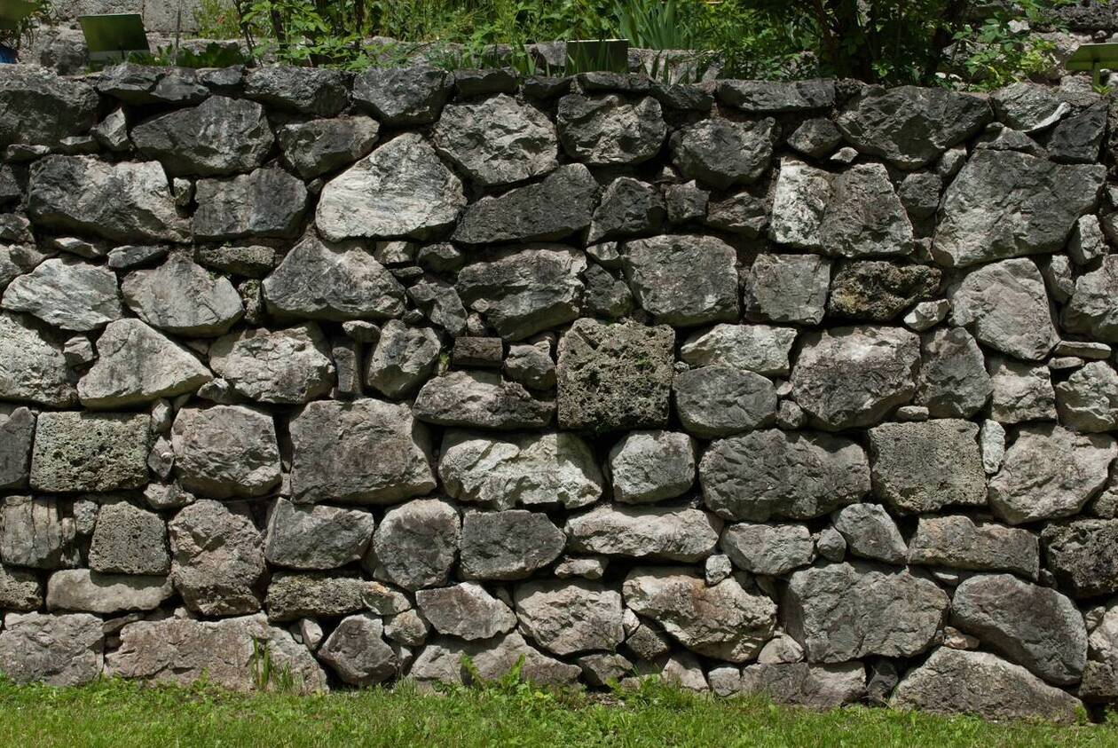 Le mur en pierre d&rsquo;une propri&eacute;t&eacute; priv&eacute;e s&rsquo;est effondr&eacute; sur une route &agrave; Genainville (Val-d&rsquo;Oise), samedi 28&nbsp;septembre 2024. Photo d&rsquo;illustration.