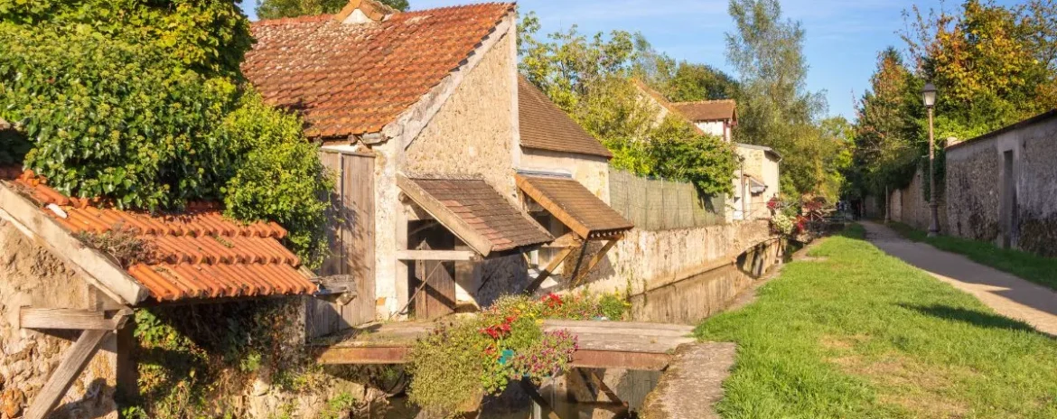 , À 45 min de Paris, cette petite ville bordée de canaux est surnommée “la petite Venise des Yvelines”