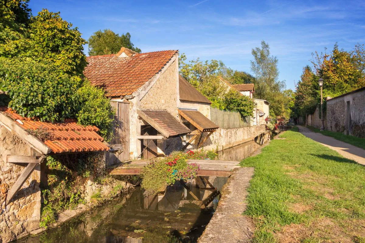 , À 45 min de Paris, cette petite ville bordée de canaux est surnommée “la petite Venise des Yvelines”