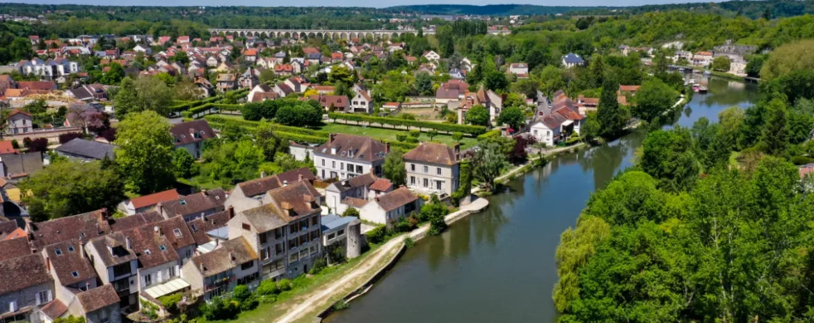 , A moins d&rsquo;1h de Paris, d&eacute;couvrez ce joli petit village fleuri et son patrimoine m&eacute;di&eacute;val parfaitement pr&eacute;serv&eacute;