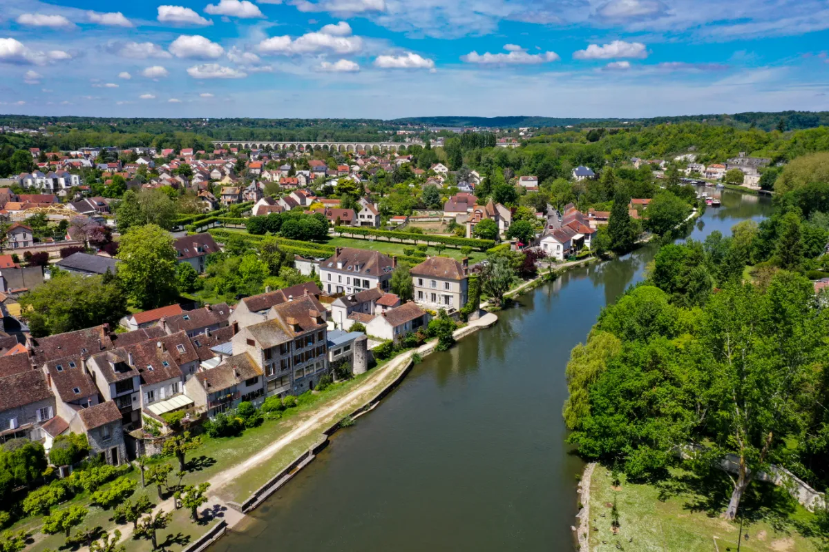 , A moins d&rsquo;1h de Paris, d&eacute;couvrez ce joli petit village fleuri et son patrimoine m&eacute;di&eacute;val parfaitement pr&eacute;serv&eacute;