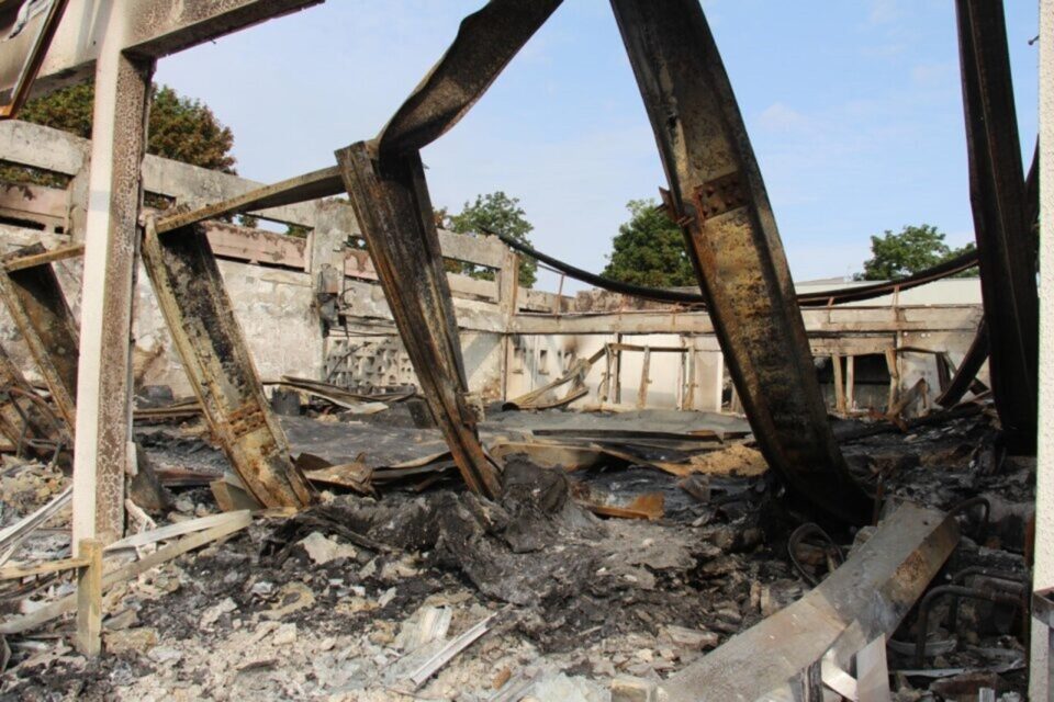 A La Verri&egrave;re (Yvelines), l'&eacute;cole &eacute;l&eacute;mentaire du Bois de l'&Eacute;tang avait &eacute;t&eacute; compl&egrave;tement d&eacute;truite dans la nuit du 28 au 29&nbsp;juin 2023.