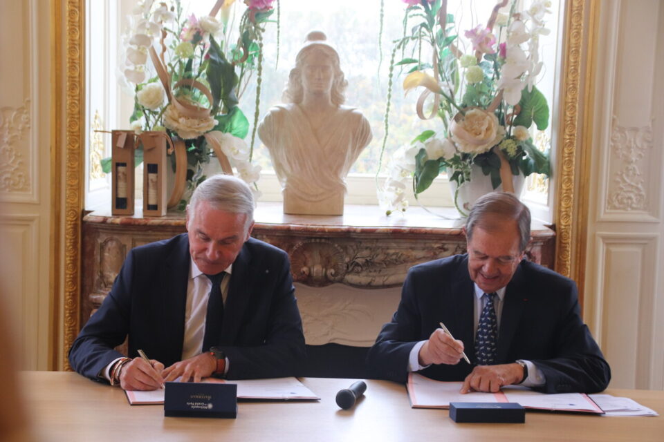 Le maire d'Épinay Hervé Chevreau (à gauche) et le président de la Métropole du Grand Paris Patrick Ollier (à droite) ont signé une convention de trois ans actant la création du premier