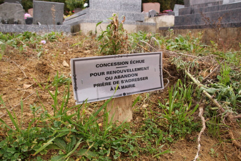 Ces panneaux indiquent que les concessions sont &eacute;chues.