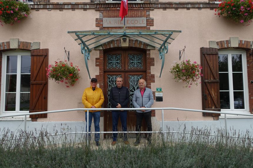 De G. &agrave; D. : Jean-Pierre, habitant de Nonville, Jean-Claude Belliot, Maire de Nonville, et Didier Lorillon, adjoint &agrave; la mairie de Nonville. Octobre 2024.