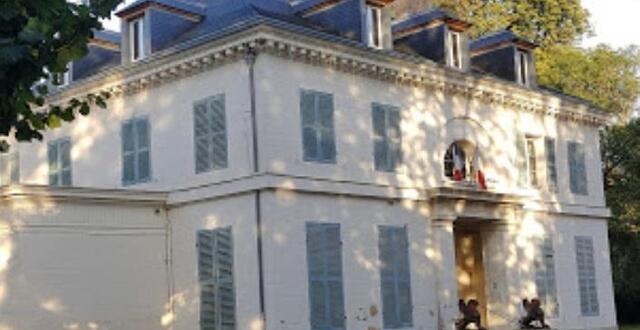 photo la mairie de seine-port (seine-et-marne) vient de mettre en vente la tour des &icirc;les, dernier vestige d&rsquo;un ch&acirc;teau. photo d&rsquo;illustration. &copy; google street view 