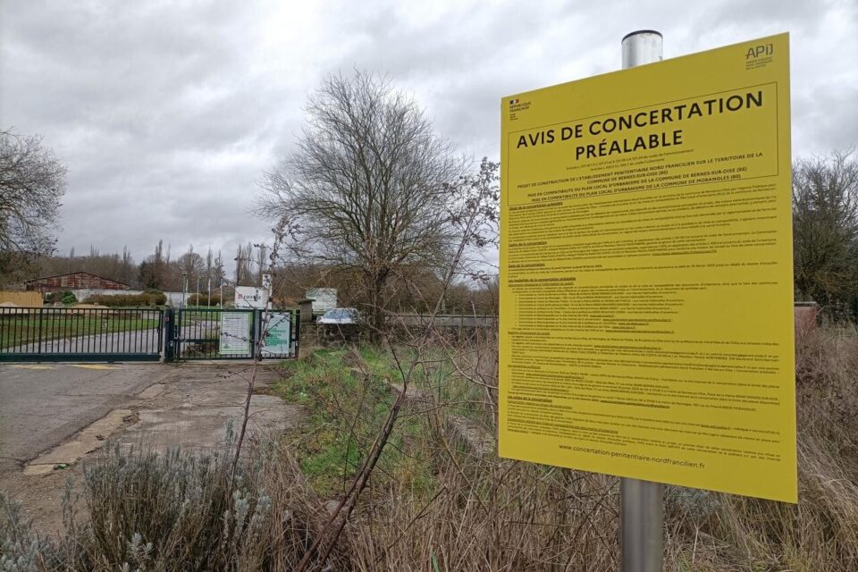 Les panneaux annon&ccedil;ant la phase de concertation pr&eacute;alable au projet de nouvelle prison ont &eacute;t&eacute; install&eacute;s &agrave; Bernes et dans les communes voisines.