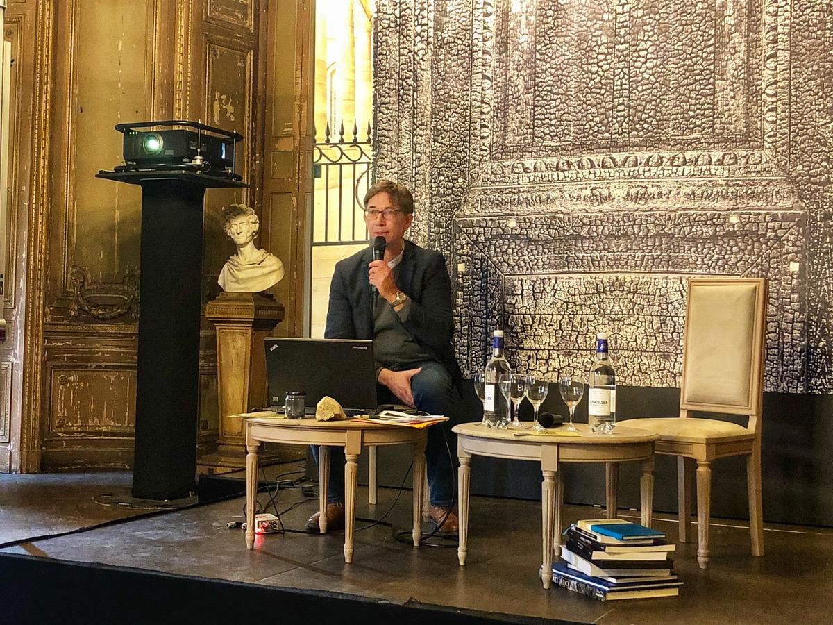 Laurent V&eacute;drine, conservateur en chef du patrimoine et directeur du mus&eacute;e d'Aquitaine &agrave; Bordeaux, a anim&eacute; une conf&eacute;rence-d&eacute;bat autour du th&egrave;me &laquo;&nbsp;Les portes noires de Bordeaux&nbsp;: que conserver d&rsquo;une nuit de protestation&nbsp;?&nbsp;&raquo;