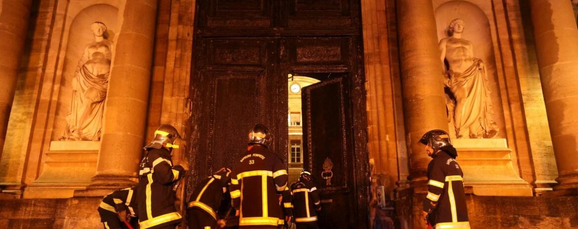 , &OElig;uvre artistique ou t&eacute;moignage d&rsquo;une d&eacute;gradation ? La porte incendi&eacute;e de la mairie de Bordeaux a fait l&rsquo;objet d&rsquo;une conf&eacute;rence