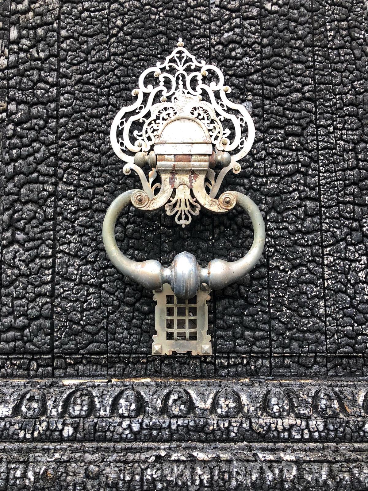 De nombreux passants ont fait cette photo du heurtoir &eacute;mergeant du bois de ch&ecirc;ne carbonis&eacute; sur 6 m&egrave;tres de haut.