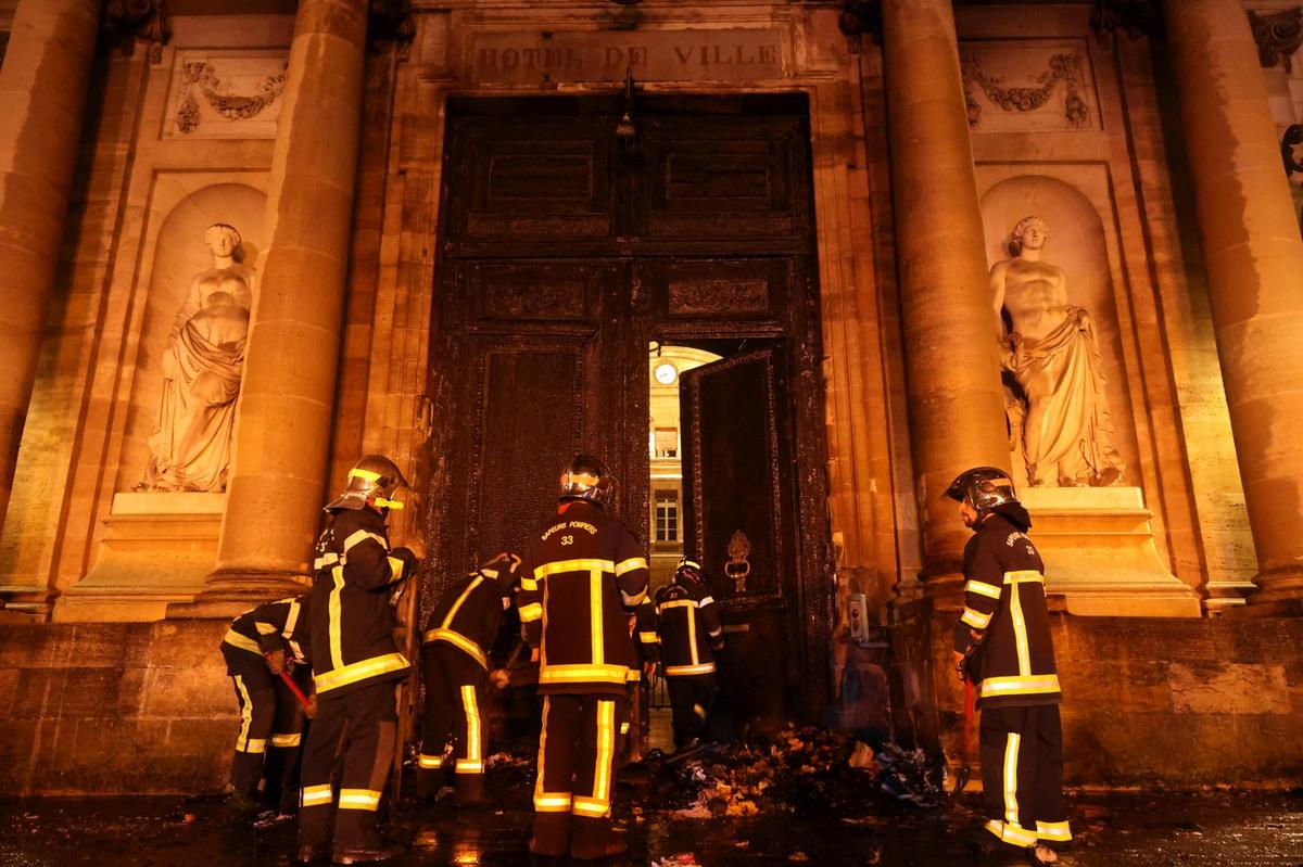 En marge de violences urbaines dans les rues de Bordeaux, des manifestants ont mis le feu &agrave; la porte de la mairie le 23&nbsp;mars 2023.