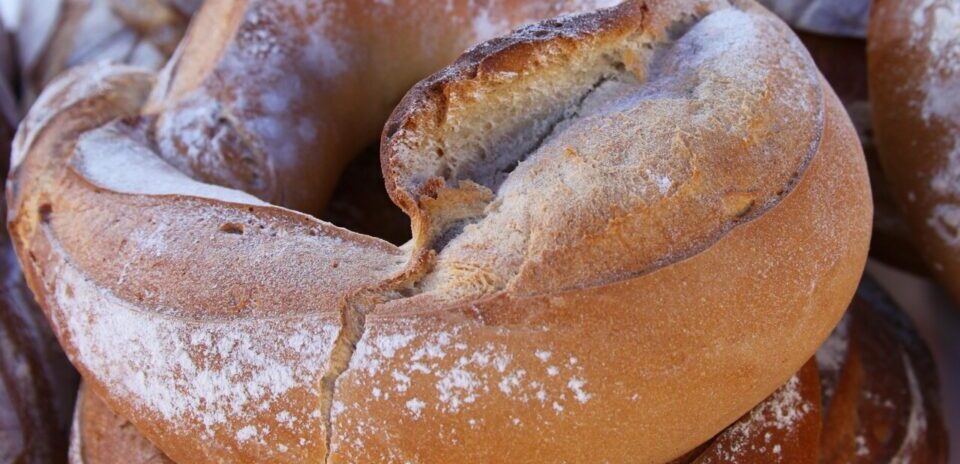 , Pain &agrave; l&rsquo;envers, pain maudit&hellip; ces superstitions et histoires improbables autour de la star des boulangeries